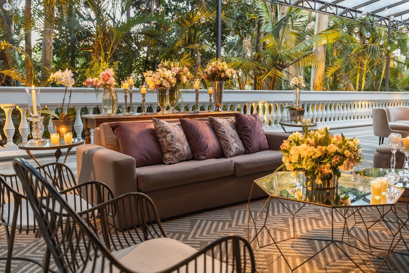 Elegante, rauchfreie Lounge mit Blumen, Kerzen und üppigem Grün